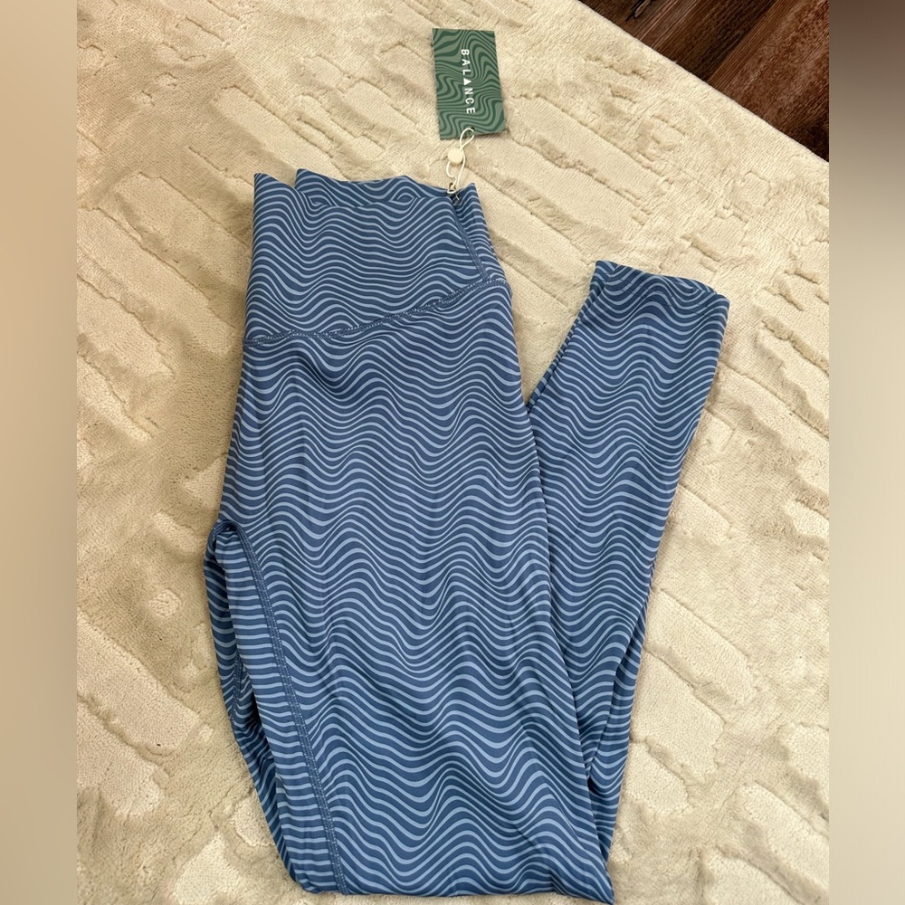 Balance swirl leggings size M NEVER WORN